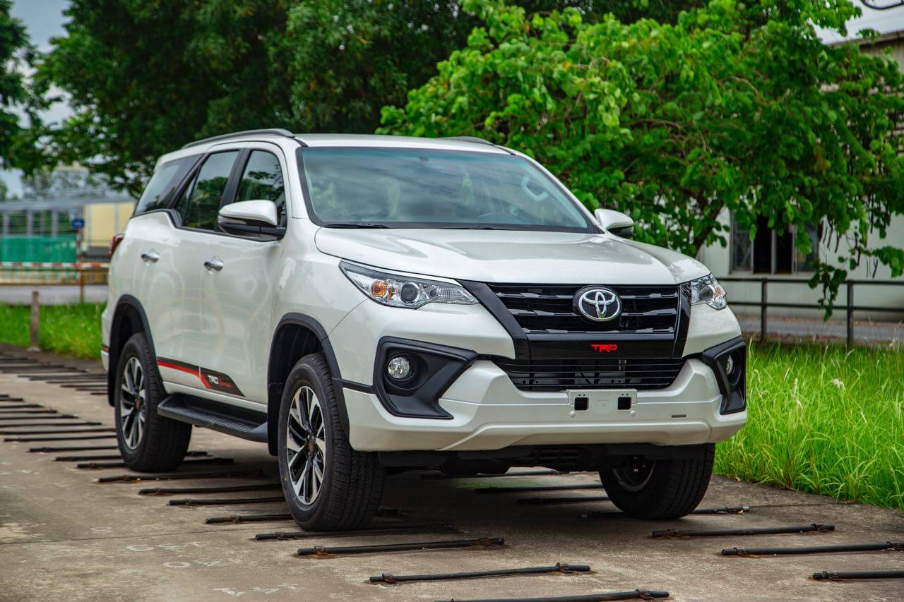 Toyota Fortuner giảm giá trăm triệu vẫn “hụt hơi” với Hyundai SantaFe