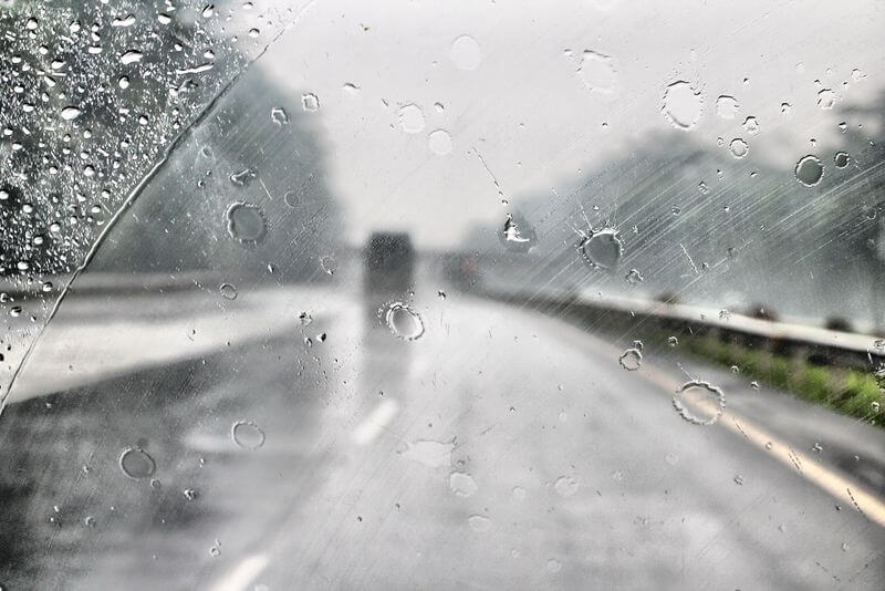 Mẹo xử lý mờ kính,nhòe gương khi lái xe ô tô trời mưa.