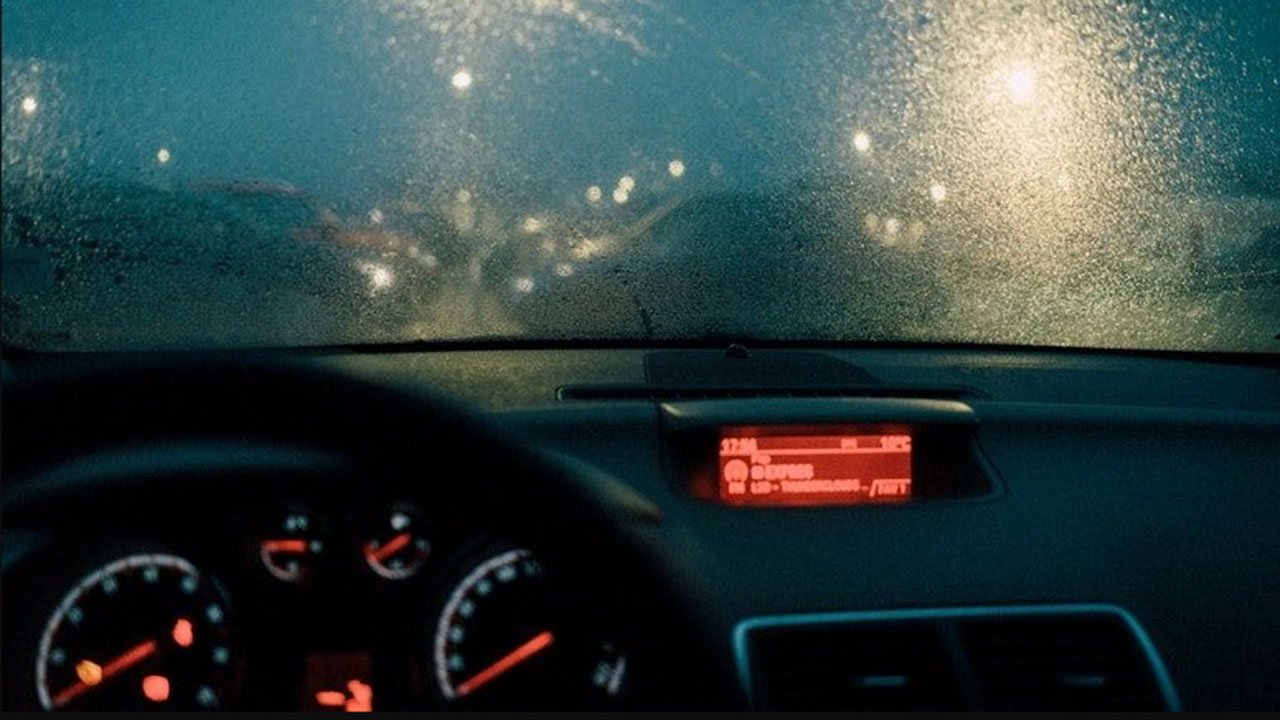 Trời-mưa-ảnh-hưởng-thế-nào-đến-công-nghệ-hỗ-trợ-lái-xe