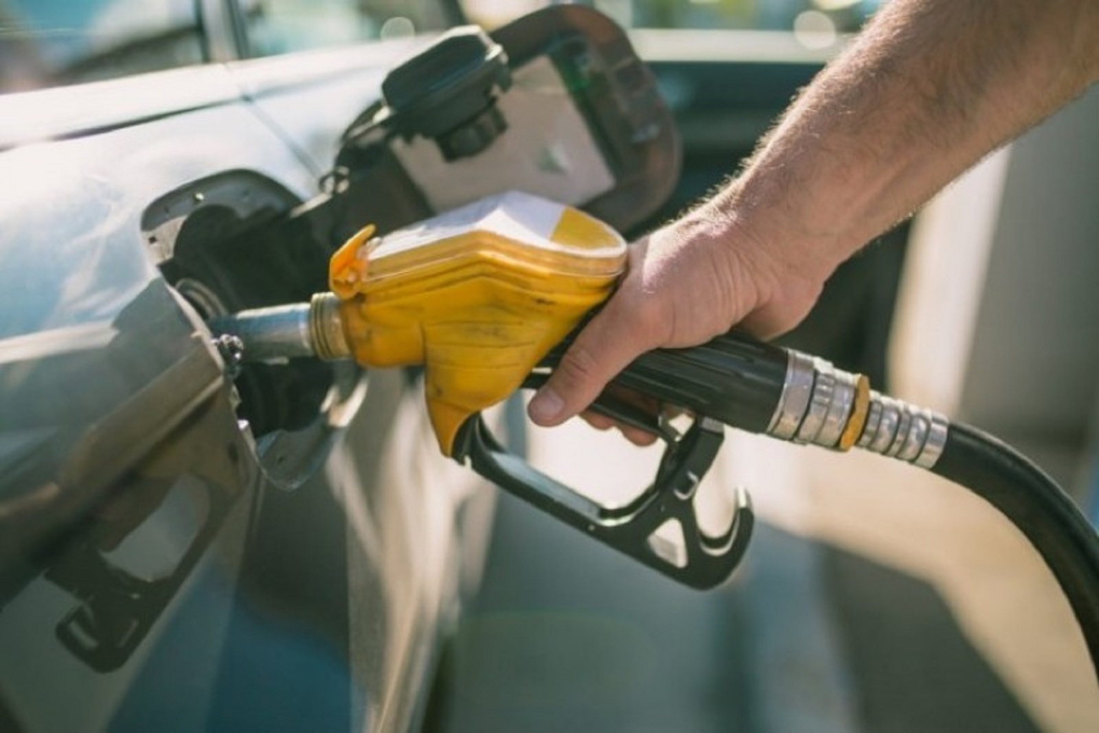 Đổ nhầm nhiên liệu cho xe ô tô phải xử lý thế nào
